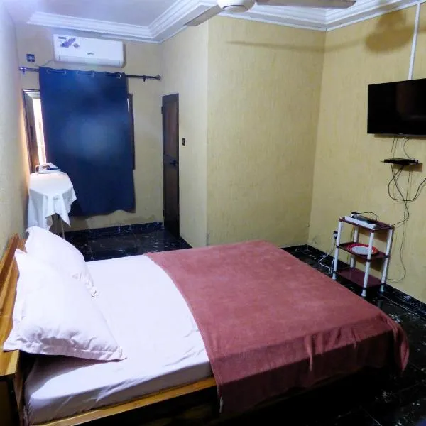 STUDIO 2 Climatisé et Ventilateur Plafonnier et WIFI GRATUIT A 6 NUITEES DE RESERVATION, ξενοδοχείο στο Λομέ