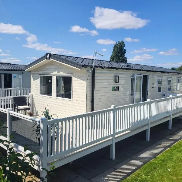 Parkdean Southview Vintage 33 8 Berth 3 Bed Caravan Glassed Front Veranda On Site Pool, Hotel in Skegness