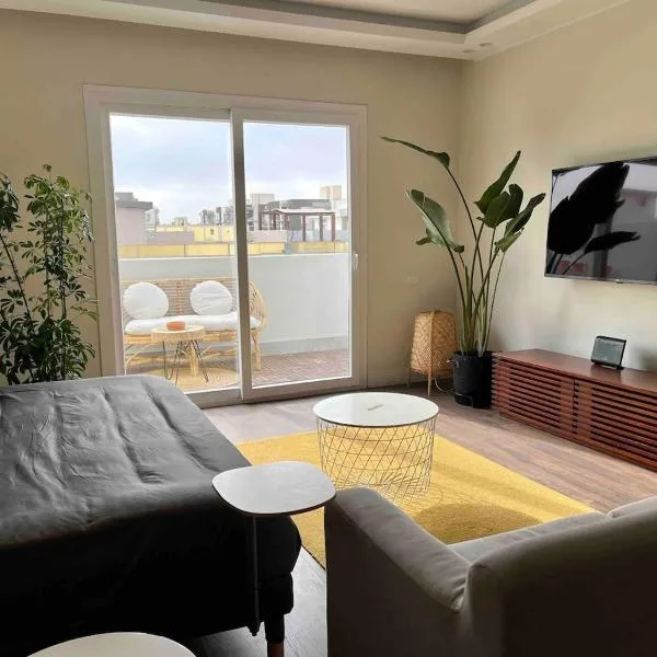 Modern chic rooftop studio, hotel in Sheikh Zayed