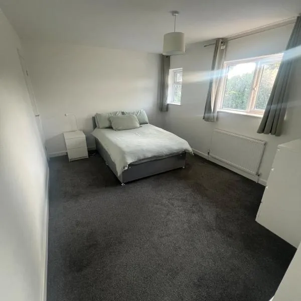 Modern 3 Bedroom Home Ideal for Families and Business Stays, hotel in Dunstable