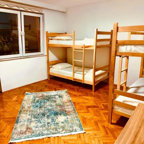 Center House Hostel v2, hotel in Pristina