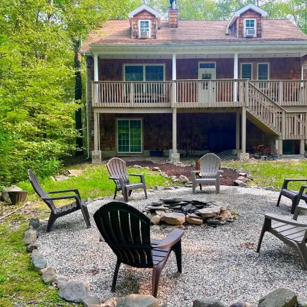 Catskill Cabin with Firepit & Indoor Jacuzzi Tub，位于卡茨基尔的酒店
