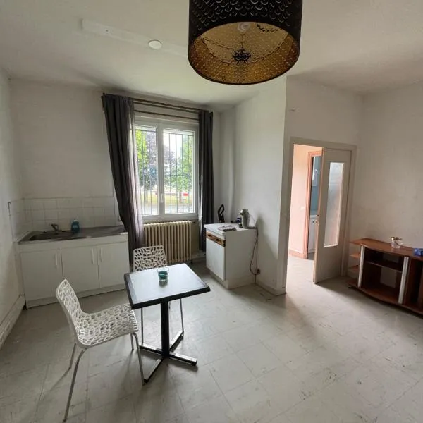 Chambre privée indépendante, hôtel à Saint-Martin-des-Champs