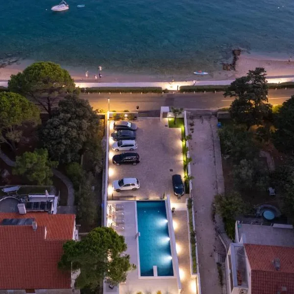 Bumblebee apartments & rooms with pool โรงแรมในโนวาลยา