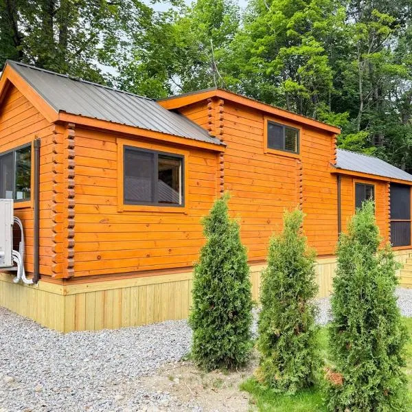 SaunaHaus - Log Cabin plus Private Sauna by the Brook, hotel en Lincoln