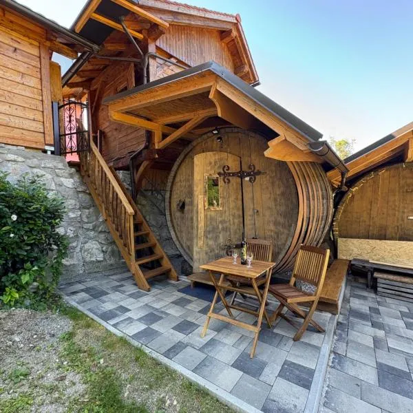 Glamping Medvedjek - Nočitev v vinskem sodu、Velika Lokaのホテル