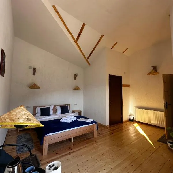 "White House Nakani" - Guesthouse near the centre, hôtel à Mestia