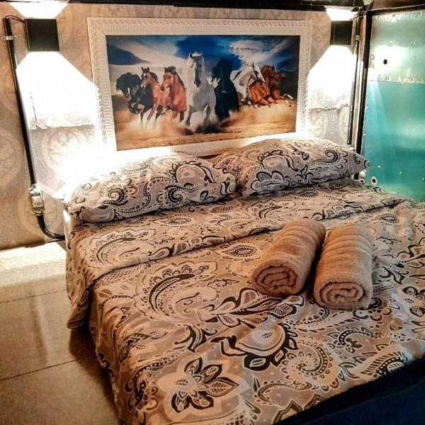 A casa pequena, mas cuidadosamente decorada, oferece um ambiente acolhedor e íntimo, perfeito para relaxar