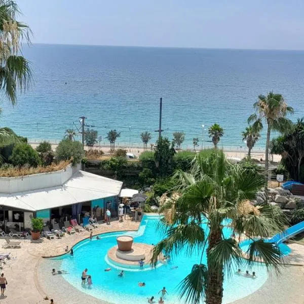 Cannes plages du Midi Appartements climatisés Bord de mer de 1 à 6 pers, 2 piscines, Parking privatif inclus, ξενοδοχείο στις Κάννες