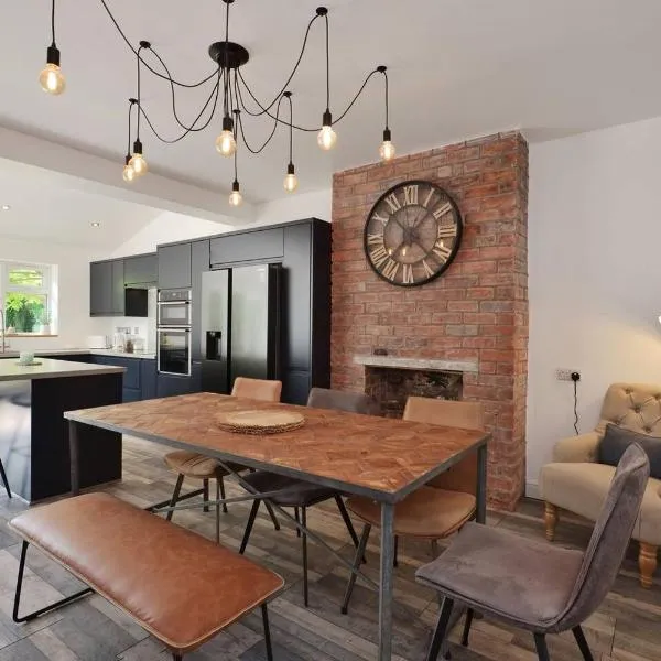 Big 3BR Central Pets Welcome, hotel din Hereford