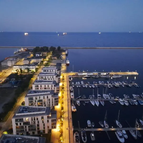 SEA TOWERS 28th floor! Sylwester w chmurach z widokiem na fajerwerki! SKY PENTHOUSE! Panoramic SEA & CITY VIEWS from Glass Corner TRIANGLE! Terrace! Sailing in the heaven feels like a King!, hotel in Gdynia