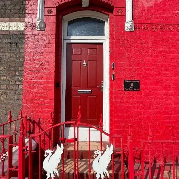 The LFC Red House - Spacious House With 5 Bedrooms, 2 Bathrooms, Street Parking And 1 Minute From The Stadium, hotel en Liverpool