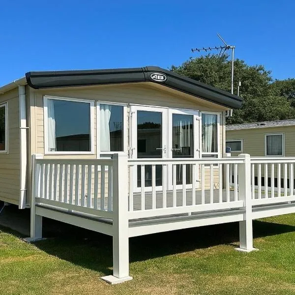 Cosy 2 bed in Dovercourt Holiday Park -Sleeps 6, hotel in Harwich