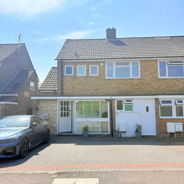 Beaconsfield House - Pleasant Area, Free Parking & Quiet Stay near LTN, hotel in Luton