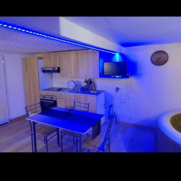 Bas de villa à 100 M de la plage, hotel Solaróban