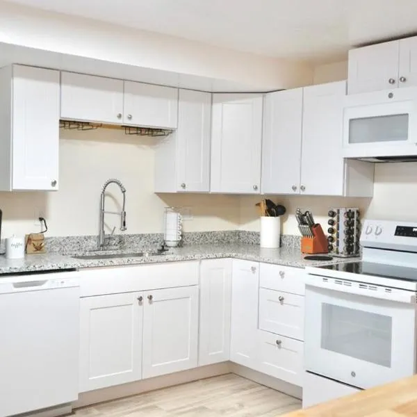 3 bed 2 bath home with it all, hotel in Midvale
