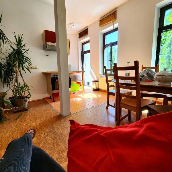 Großzügige Wohnung in Leipzig-Schleußig mit Balkon und Südgartenblick, hotel in Leipzig