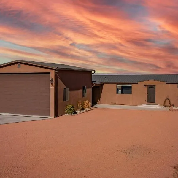 The Hideaway - 50 Mile Views Sleeps 8 Big Garage, hotel em Page