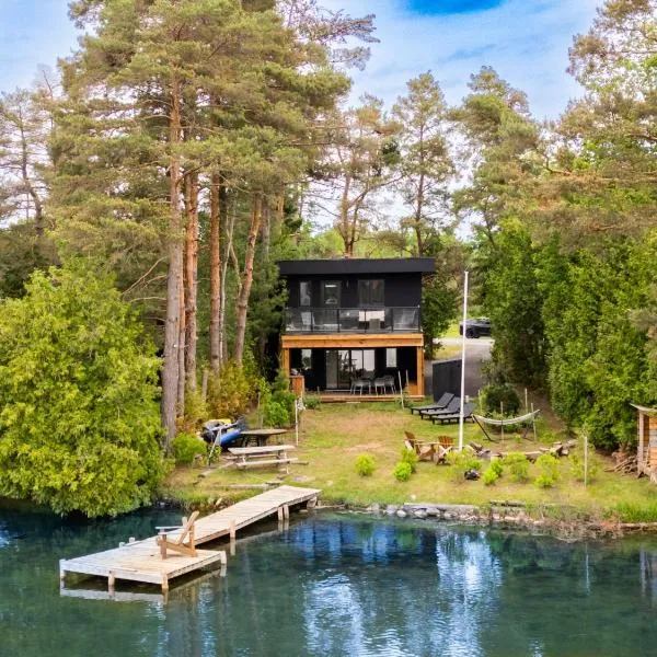 New Modern Lakefront Retreat - Casa Del Capo, hotel in Washago