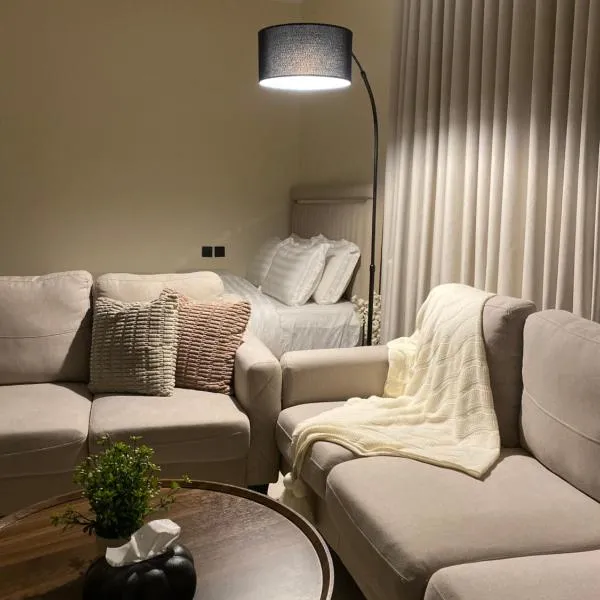 استديو واسع وانيق بجلسة خارجية قريب من البوليفارد, hotel in Riyadh