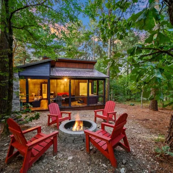 1BR Romantic Cabin in Broken Bow, Hot Tub, Fire Pit, Fireplace, Cozy Stay, hotel Broken Bow-ban