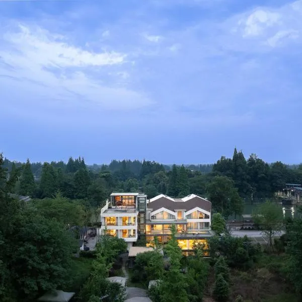 Live In Seclusion青城山-隐逸田居悦水别院, hotel in Shiyangchang