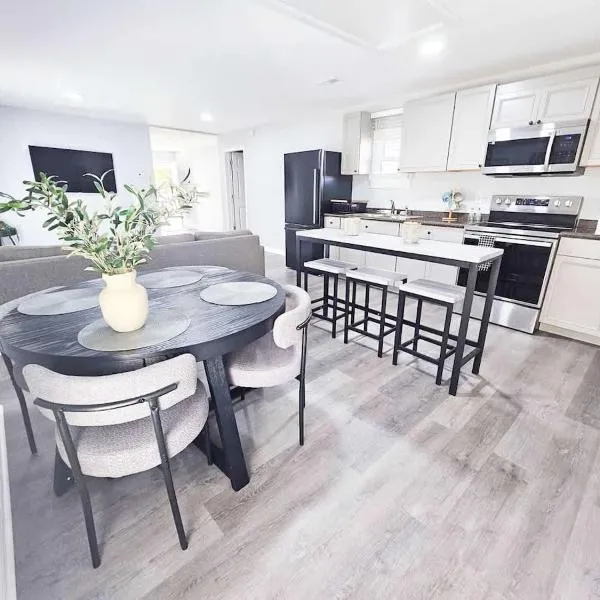 5 Min to Elon - In Unit Washer and Dryer - Fast Wi-Fi, Hotel in Burlington