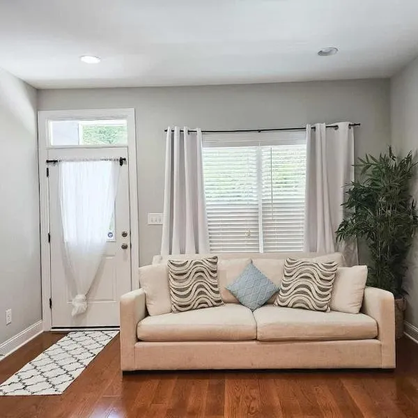 Fire Pit - 4 Min from UNC - 7 Min from Carrboro - Fast Wi-Fi, hotel in Chapel Hill