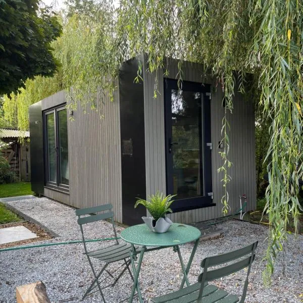 Containers aménagé au cœur des chants des grenouilles, hotel in Hotton