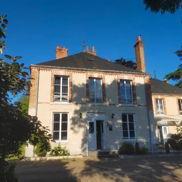 Logis Hotels Restaurants- Villa des Bordes، فندق في Cléry-Saint-André