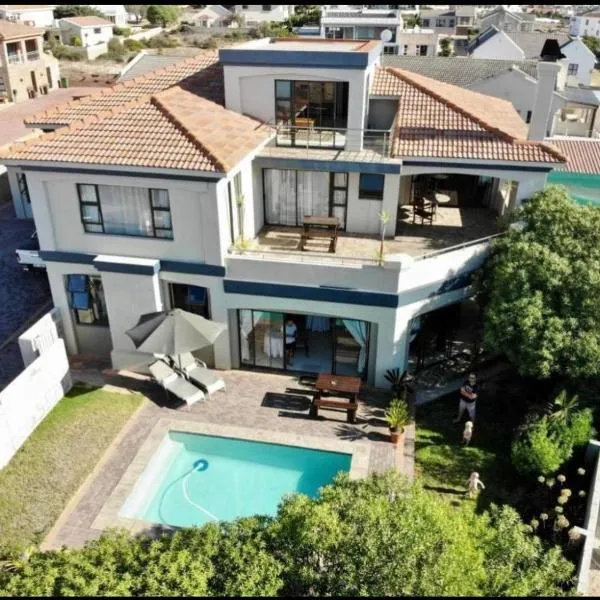 Alabaster Luxe Villa, hotel in Langebaan