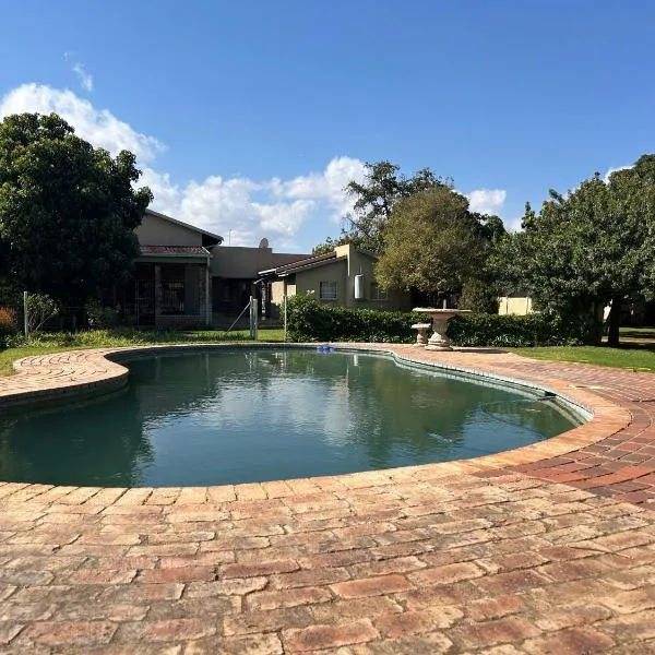 C'est Si Bon Accommodation at 53 Van Heerden Mokopane, hotel in Mokopane