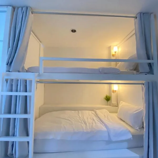 Nomad Stay Hostel with Coworking Space, khách sạn ở Amphoe Koh Samui