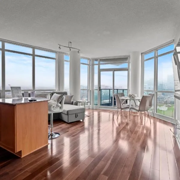 Downtown Condo with Picturesque View, hotel in Toronto