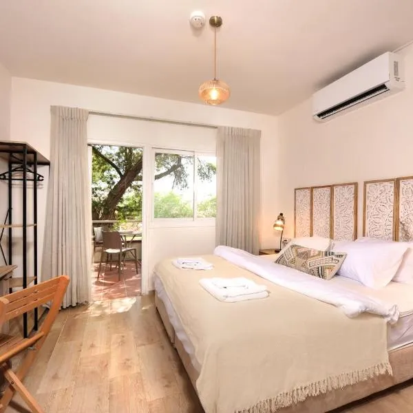 Almog Hotel, hotel ad Almog