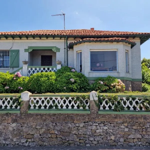 Chalet con jardín y vistas al mar, hotel in Suances