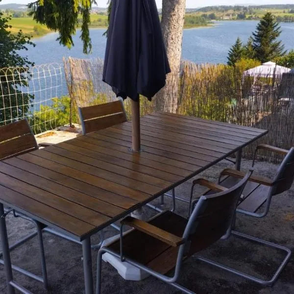 La Rose du Lac - Ancienne ferme avec vue panoramique sur le lac de l'Abbaye, hotelli kohteessa Grande Riviere