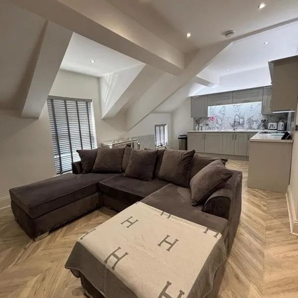 Modern Top Floor Aparment Near Beach Luxury, khách sạn ở Crosby