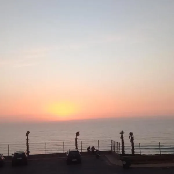 Appartement vue sur la mer, hotel in Sidi Bouqnadel