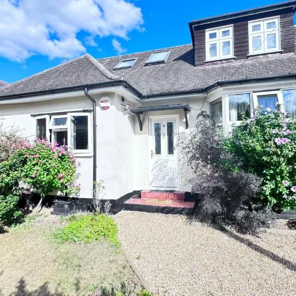 5 Bruce Avenue, hotel in Shepperton