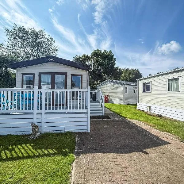 Beautiful Caravan With Decking At Carlton Meres Holiday Park, Suffolk Ref 60022M, hotel en Saxmundham