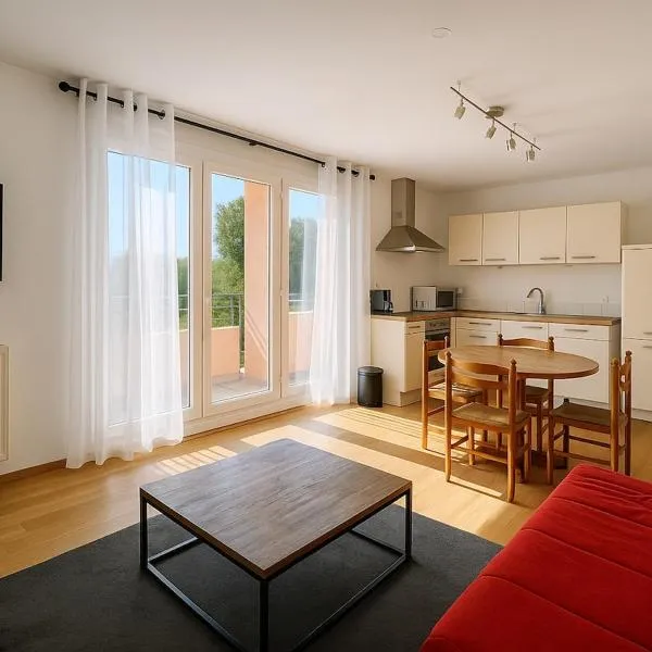 Appartement lumineux avec parking gratuit - Rennes chantepie, hotel in Chantepie