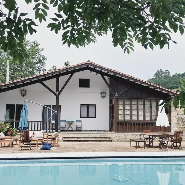 Chalet con piscina en Peón "Los Tres Robles", hotel en Peón