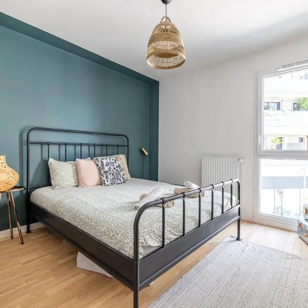 Modern Spacious flat with Terrace, Parking near Metro, viešbutis mieste Banjolė