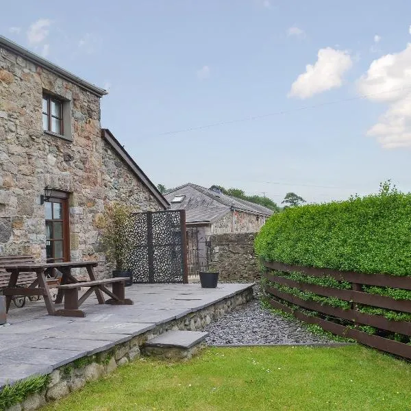Hen Stabl - 16983, hotel en Brynsiencyn