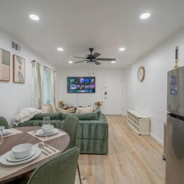 Worldcup Ready DT DFW Chic Free Parking and Pool In Medical District, hotell i Dallas