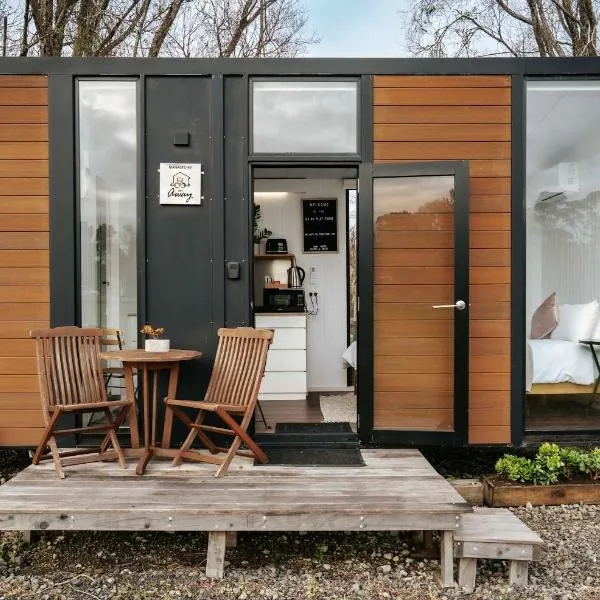 Kiwi Farm Cabin 1 by Tiny Away, hotel v destinácii Waitoki