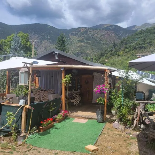 LA CABANE, petite chambre agréable chez l'habitant, maison toute en bois, hotel in Valdeblore