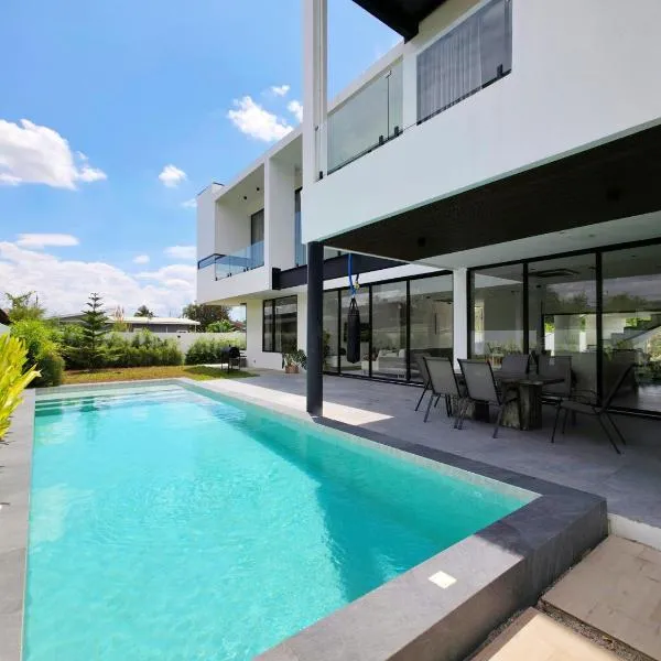Pool villa near Ruamchok Boxing private pool etc, hotel in Chiang Mai