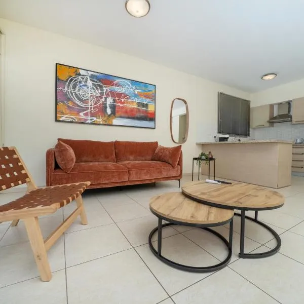 Modern 2 bedroom flat in Engomi, hotel em Strovolos